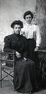 Jugendfoto der Gappmaier Oma (stehend). Aufnahme aus Mondsee
