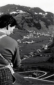 Ein Blick auf den Makrt Großarl von Groß-Rattersberg aus. Der Güterweg im Vordergrund.
