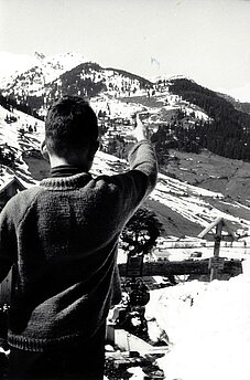 Bauernhäuser: Der Finger zeigt auf das hochgelegene Gut Pointgrün